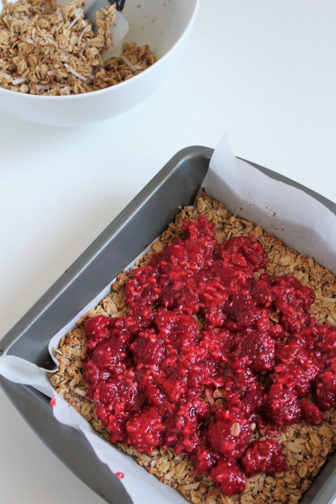 Easy Raspberry Crumble Bars Recipe! #raspberrycrumblesquares #raspberryoatsquares #healthytreatrecipes